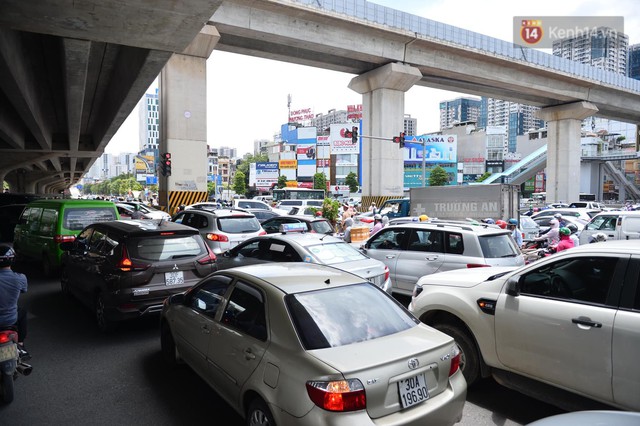 Hà Nội: Dòng phương tiện nhích từng chút một giữa trưa nắng nóng tại giao lộ 4 tầng Nguyễn Trãi - Ảnh 4.