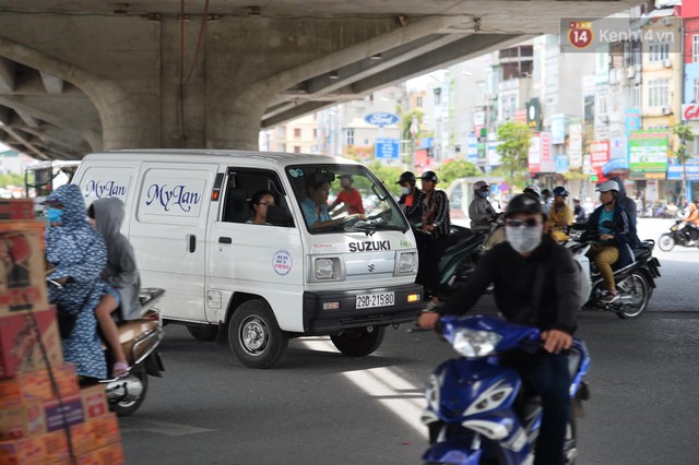 Hà Nội: Dòng phương tiện nhích từng chút một giữa trưa nắng nóng tại giao lộ 4 tầng Nguyễn Trãi - Ảnh 8.