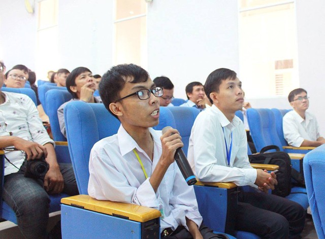 Con đường đến trường của chàng thủ khoa nặng 26kg: Chúng ta có quyền lựa chọn cách đối phó với biến cố đời mình - Ảnh 2. Con đường đến trường của chàng thủ khoa nặng 26kg: Chúng ta có quyền lựa chọn cách đối phó với biến cố đời mình - Ảnh 2.
