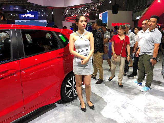 Đua nhau giảm giá ô tô để giành giật khách hàng - Ảnh 1.