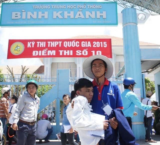 Con đường đến trường của chàng thủ khoa nặng 26kg: Chúng ta có quyền lựa chọn cách đối phó với biến cố đời mình - Ảnh 4. Con đường đến trường của chàng thủ khoa nặng 26kg: Chúng ta có quyền lựa chọn cách đối phó với biến cố đời mình - Ảnh 4.