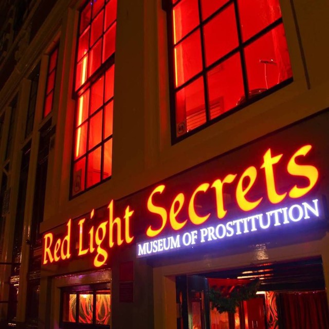 Phố đèn đỏ nổi tiếng nhất thế giới: 2 cô đào từng phục vụ 355.000 người đàn ông và bí mật luôn gây tò mò ẩn sau mỗi ô cửa màu đỏ quyến rũ - Ảnh 9.