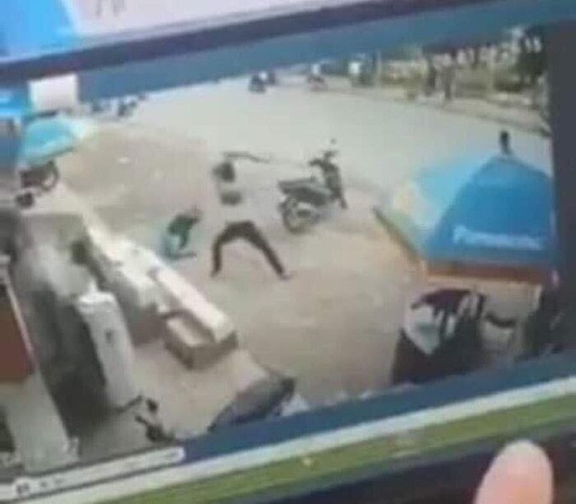 Clip: Nam thanh niên cầm hung khí lao vào hành hung dã man bảo vệ Điện máy Xanh - Ảnh 2.