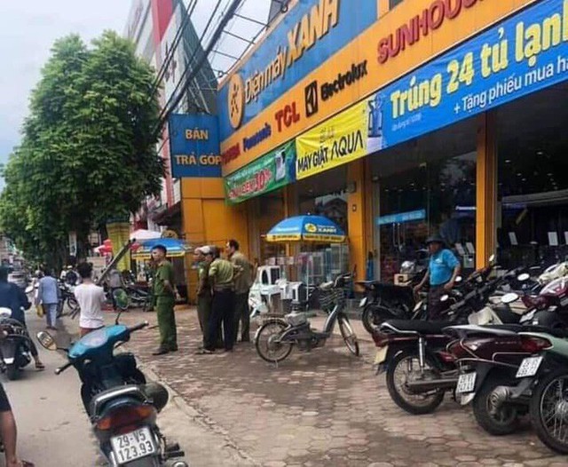 Clip: Nam thanh niên cầm hung khí lao vào hành hung dã man bảo vệ Điện máy Xanh - Ảnh 3.