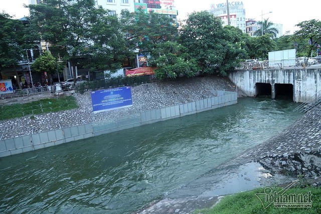 Nước hồ Tây lại xối vào sông Tô Lịch, nhấn chìm thiết bị Nhật - Ảnh 12.