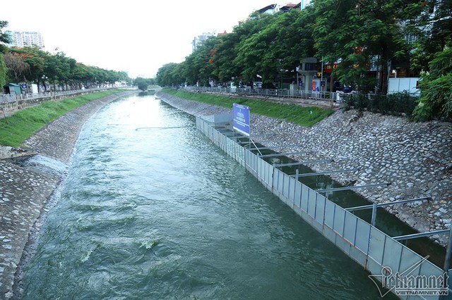 Nước hồ Tây lại xối vào sông Tô Lịch, nhấn chìm thiết bị Nhật - Ảnh 5.