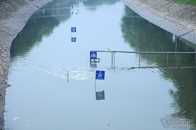 Nước hồ Tây lại xối vào sông Tô Lịch, nhấn chìm thiết bị Nhật - Ảnh 7.