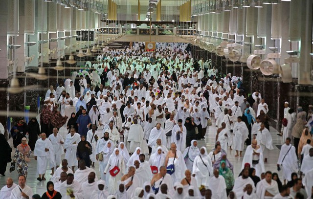 Hình ảnh hàng triệu người Hồi Giáo hành hương về Thánh địa Mecca - Ảnh 1.