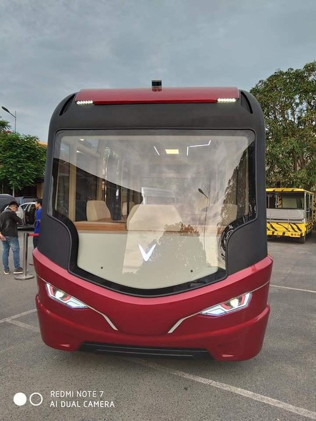 Xe buýt VinFast lộ diện hoàn toàn với ngoại thất toàn kính và nội thất hiện đại như phim viễn tưởng - Ảnh 4.