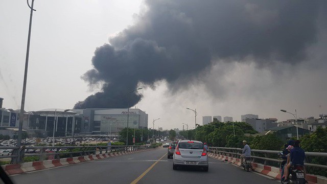 Cháy kho xưởng nhựa cạnh Aeon Mall Long Biên, cột khói bốc cao hàng chục mét - Ảnh 1.