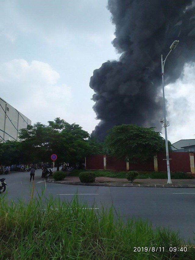 Cháy kho xưởng nhựa cạnh Aeon Mall Long Biên, cột khói bốc cao hàng chục mét - Ảnh 2.