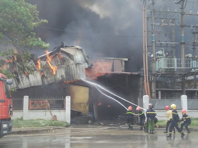 Cháy kho xưởng nhựa cạnh Aeon Mall Long Biên, cột khói bốc cao hàng chục mét - Ảnh 11.