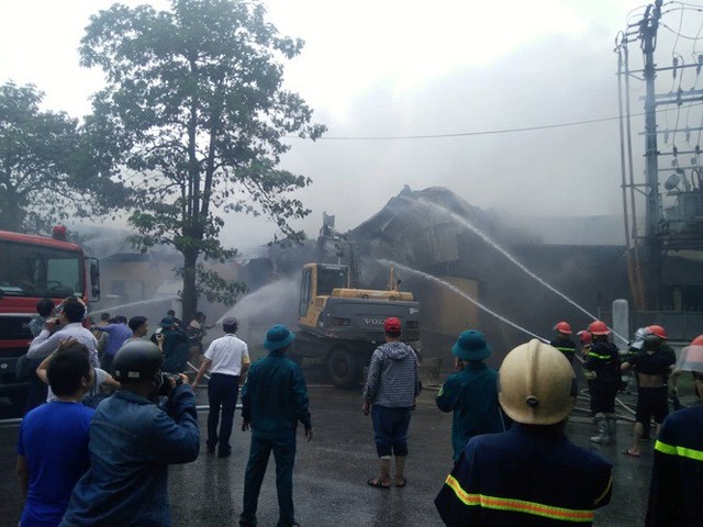 Cháy kho xưởng nhựa cạnh Aeon Mall Long Biên, cột khói bốc cao hàng chục mét - Ảnh 12.