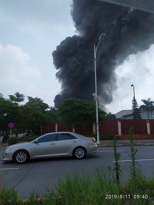 Cháy kho xưởng nhựa cạnh Aeon Mall Long Biên, cột khói bốc cao hàng chục mét - Ảnh 3.