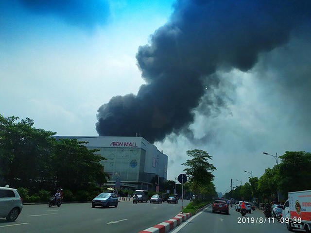 Cháy kho xưởng nhựa cạnh Aeon Mall Long Biên, cột khói bốc cao hàng chục mét - Ảnh 5.