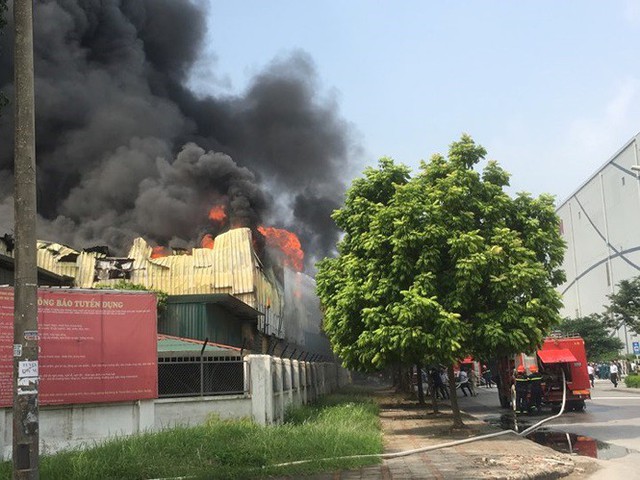 Cháy kho xưởng nhựa cạnh Aeon Mall Long Biên, cột khói bốc cao hàng chục mét - Ảnh 6.