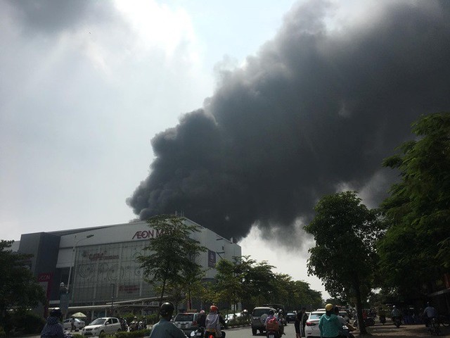 Cháy kho xưởng nhựa cạnh Aeon Mall Long Biên, cột khói bốc cao hàng chục mét - Ảnh 7.