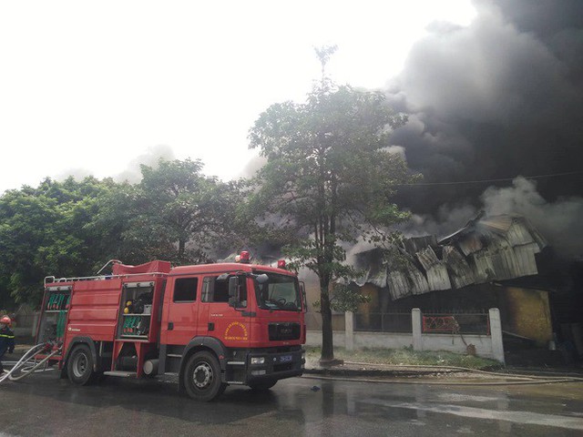 Cháy kho xưởng nhựa cạnh Aeon Mall Long Biên, cột khói bốc cao hàng chục mét - Ảnh 8.