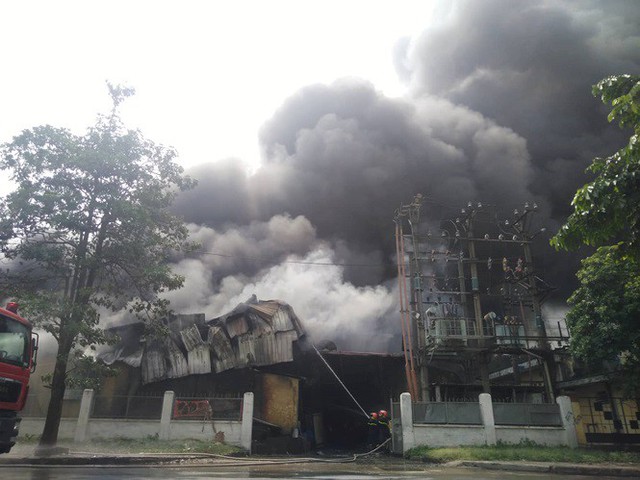 Cháy kho xưởng nhựa cạnh Aeon Mall Long Biên, cột khói bốc cao hàng chục mét - Ảnh 9.