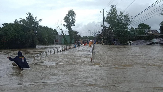 Toàn cảnh người dân đảo ngọc quay cuồng trong trận lũ lịch sử ở Phú Quốc - Ảnh 3.