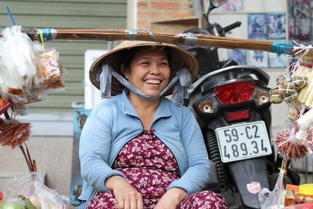 Phụ nữ bán hàng rong ở Việt Nam giỏi thuyết phục nhưng không bao giờ nài ép và ấn tượng khó quên của 2 cô gái Mỹ - Ảnh 4.