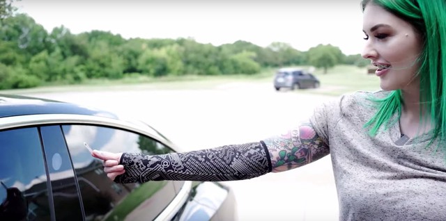 Một người phụ nữ đã cấy chìa khóa chiếc Tesla Model 3 vào cánh tay - Ảnh 1.