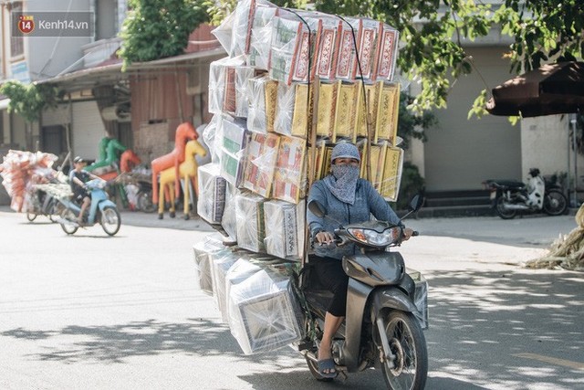 Thủ phủ vàng mã lớn nhất cả nước tấp nập tháng cô hồn: túi Chanel, xe phân khối lớn, xe đạp điện xuất xưởng - Ảnh 5.