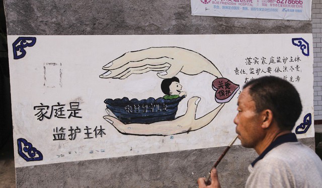 Những đứa trẻ bị bỏ rơi ở Trung Quốc khi bố mẹ ra thành phố mưu sinh: Trầm cảm vì tổn thương, rủ nhau tìm đến cái chết - Ảnh 2.