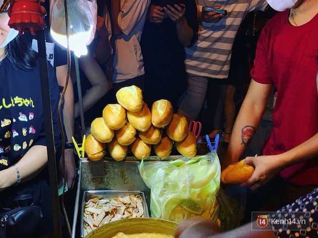  Hết hồn cảnh xếp hàng dài cả km lúc 3h sáng để chờ mua bánh mì dân tổ ở Hà Nội - Ảnh 12.