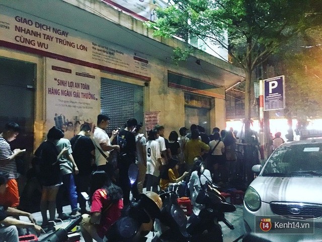  Hết hồn cảnh xếp hàng dài cả km lúc 3h sáng để chờ mua bánh mì dân tổ ở Hà Nội - Ảnh 9.