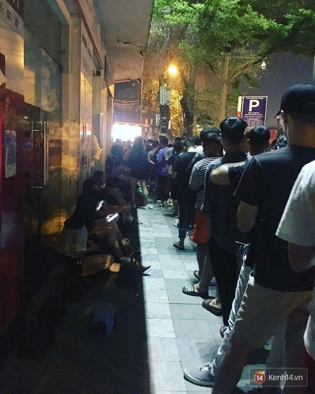  Hết hồn cảnh xếp hàng dài cả km lúc 3h sáng để chờ mua bánh mì dân tổ ở Hà Nội - Ảnh 10.