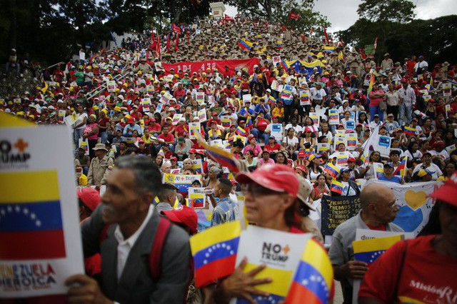  Lần đầu tiên sau hơn 1 thập kỷ, TQ tuyên bố ngừng nhập dầu thô Venezuela: Sợ Mỹ giáng đòn? - Ảnh 1.