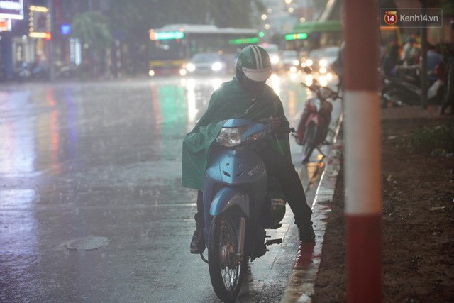 Giữa ban ngày mà Hà Nội bỗng tối đen như mực, người dân phải bật đèn di chuyển trên đường - Ảnh 13.