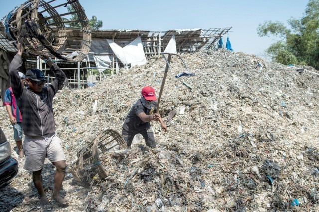 Tạo ra mức thu nhập không tưởng, ngôi làng nghèo coi rác là ‘kho báu’, mỗi tháng nhập 35.000 tấn - Ảnh 2.