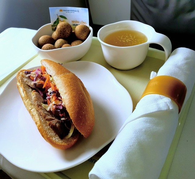 Từ đầu tháng 9, khách hàng của Vietnam Airlines được ăn bánh mỳ thuần Việt trên các chuyến bay - Ảnh 1.