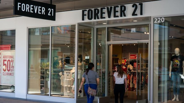 Forever 21: Từ chuỗi bán lẻ 800 cửa hàng đến thương hiệu bên bờ vực phá sản chỉ vì pha loãng chất mãi mãi tuổi 21 khiến giới trẻ quay lưng - Ảnh 1.