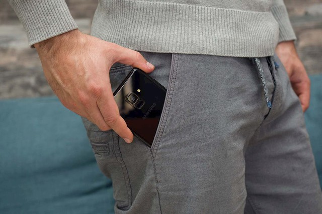 iPhone và các mẫu Samsung Galaxy phát ra phóng xạ cao hơn mức cho phép, có nên để điện thoại trong túi quần? - Ảnh 1.