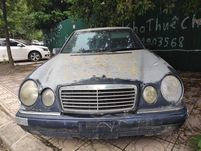  Cận cảnh nhiều xe sang hiệu Mercedes, BMW, Camry hết đát bị vứt bỏ trên vỉa hè Hà Nội - Ảnh 4.