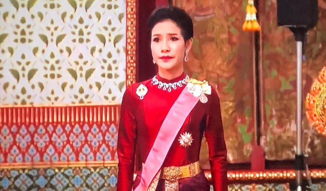 Hóa ra Hoàng quý phi Thái Lan đã âm thầm cạnh tranh với vợ cả từ lâu với những điểm giống nhau đến ngỡ ngàng - Ảnh 2.