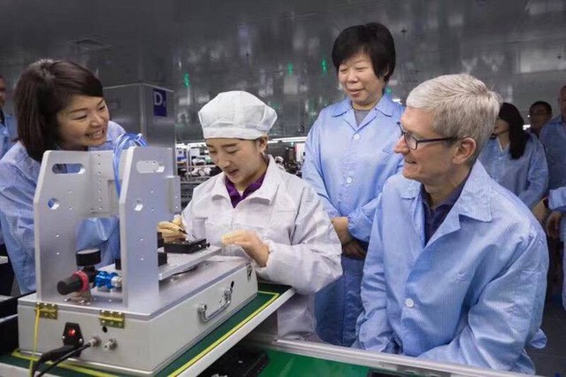 Sự thành công của iPhone khiến Apple khó rời khỏi Trung Quốc - Ảnh 1.