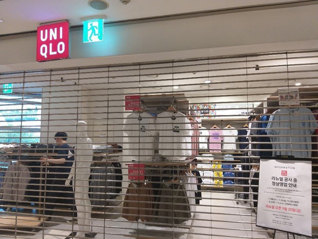 Dân Hàn tẩy chay hàng Nhật, hàng hiệu Uniqlo thê thảm - Ảnh 1.