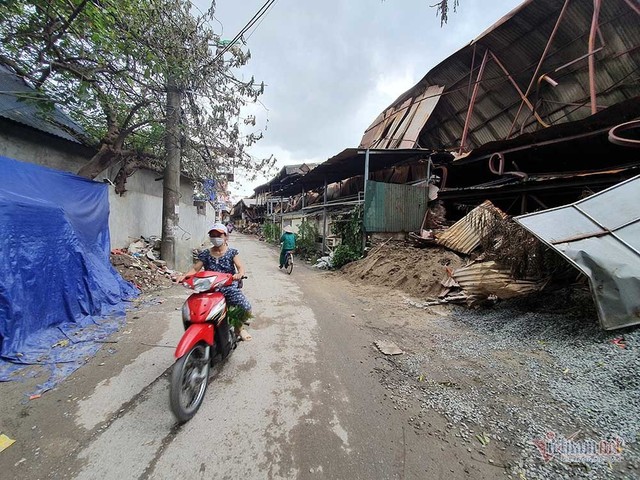 Quanh nhà máy Rạng Đông cửa đóng then cài, cháy hàng khẩu trang, nước muối - Ảnh 1.