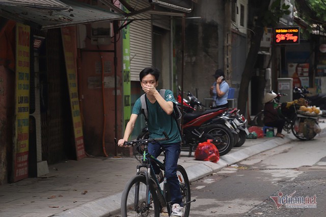 Quanh nhà máy Rạng Đông cửa đóng then cài, cháy hàng khẩu trang, nước muối - Ảnh 13.