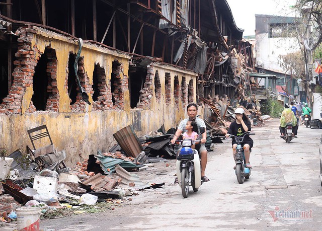 Quanh nhà máy Rạng Đông cửa đóng then cài, cháy hàng khẩu trang, nước muối - Ảnh 17.
