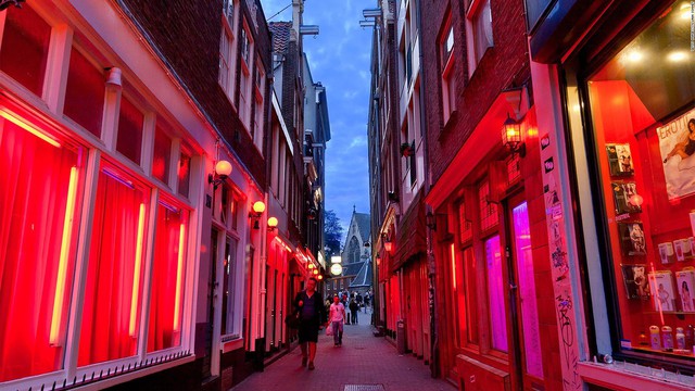 Hà Lan đại chiến phố đèn đỏ: Chính quyền tính quy hoạch lại, gái mại dâm muốn công bằng - Ảnh 2.