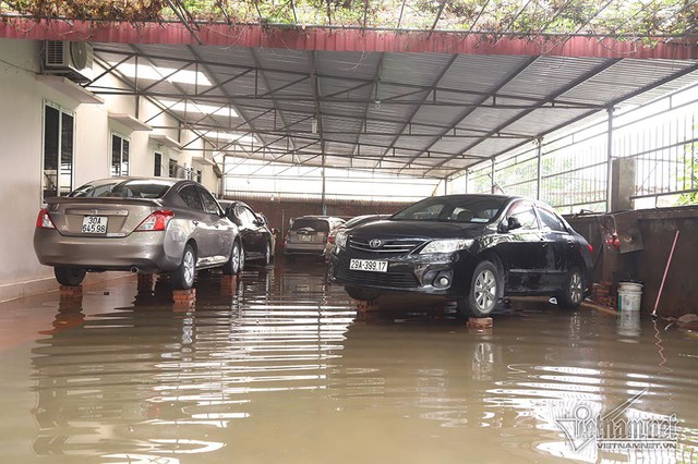 Cảnh khó tin của hàng trăm hộ dân Hà Nội sau 3 ngày mưa bão - Ảnh 13.