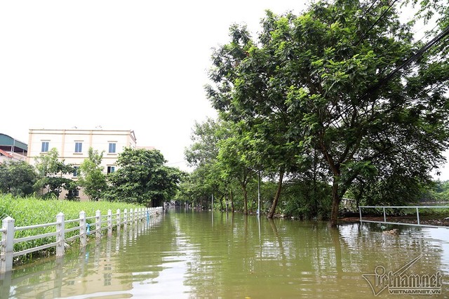Cảnh khó tin của hàng trăm hộ dân Hà Nội sau 3 ngày mưa bão - Ảnh 4.