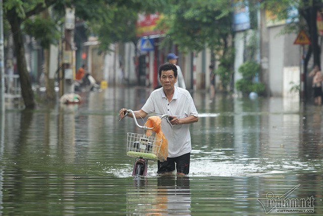 Cảnh khó tin của hàng trăm hộ dân Hà Nội sau 3 ngày mưa bão - Ảnh 23.
