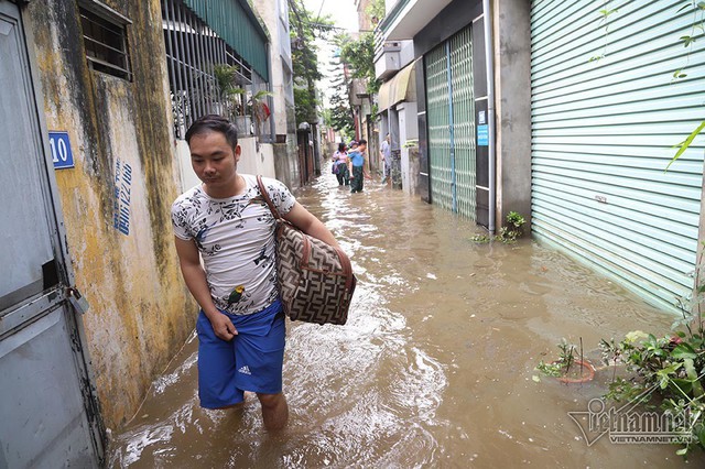 Cảnh khó tin của hàng trăm hộ dân Hà Nội sau 3 ngày mưa bão - Ảnh 7.