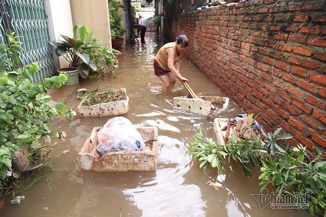 Cảnh khó tin của hàng trăm hộ dân Hà Nội sau 3 ngày mưa bão - Ảnh 10.